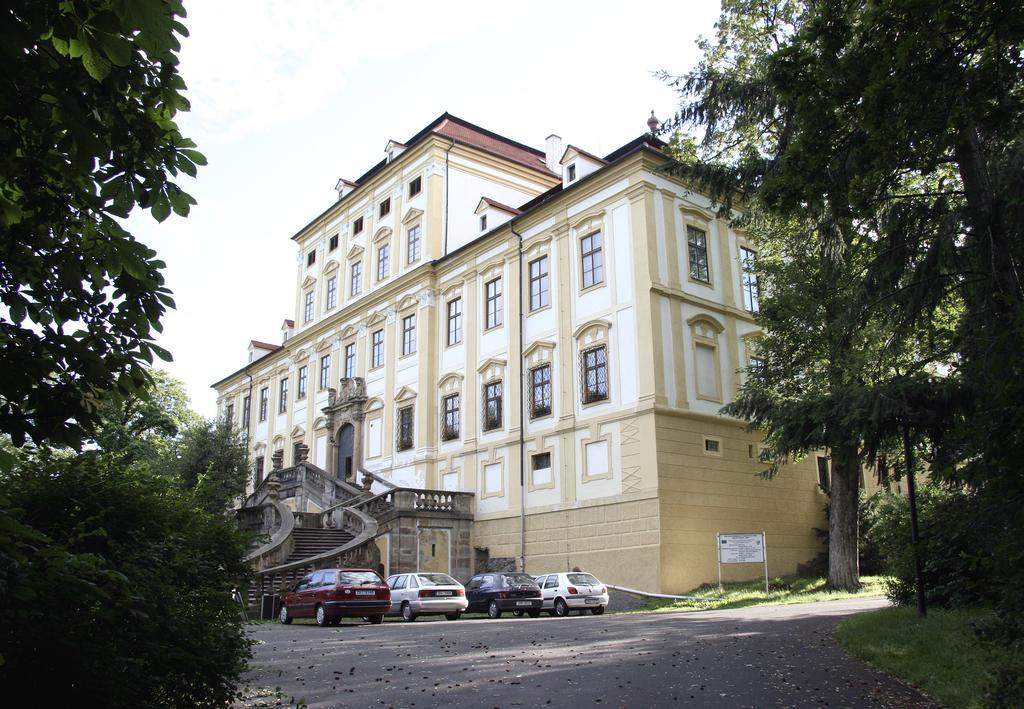 Hotel Zamek Cerveny Hradek Jirkov Exterior foto